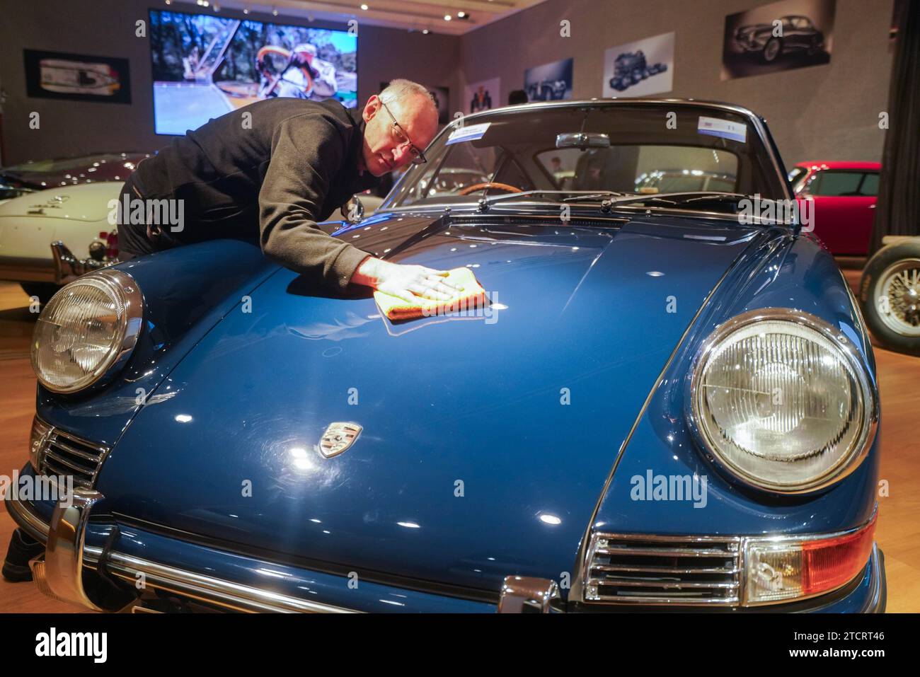 Londres Royaume-Uni. 14 décembre 2023. Un technicien Bonhams polit une Porsche 911 2,0 litres coupé 1965. Estimation : 300 000 £ - 500 000 £. Une gamme de voitures de collection couvrant toutes les époques, des voitures automobiles victoriennes aux supercars du 21e siècle, au cours des 10 dernières années à Bonhams. Le Bonhams important Collectors' Motor Cars sale a lieu le 15 décembre. Crédit : amer ghazzal/Alamy Live News . Banque D'Images