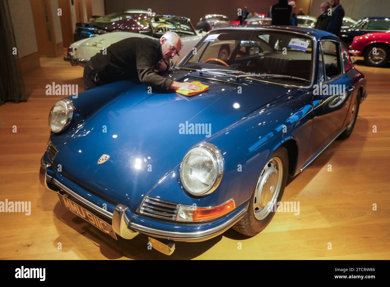 Londres Royaume-Uni. 14 décembre 2023. Un technicien Bonhams polit une Porsche 911 2,0 litres coupé 1965. Estimation : 300 000 £ - 500 000 £. Une gamme de voitures de collection couvrant toutes les époques, des voitures automobiles victoriennes aux supercars du 21e siècle, au cours des 10 dernières années à Bonhams. Le Bonhams important Collectors' Motor Cars sale a lieu le 15 décembre. Crédit : amer ghazzal/Alamy Live News . Banque D'Images