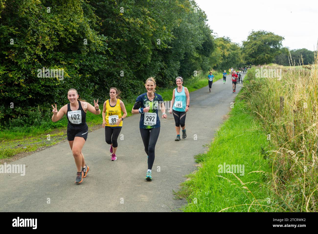 Coureurs participant à la course Donkey Brae 7 miles entre Aberdour et Dalgety Bay. Banque D'Images