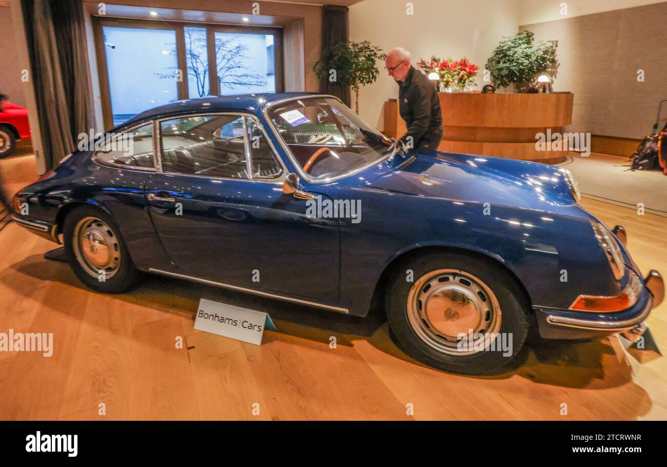 Bonhams Cars, Londres 14 Déc 2023 1965 Porsche 911 coupé - PREMIER exemple de conduite à droite à construire est £300,000- 500 000 Vente Bonhams Bond Street Vendredi 15 décembre.Paul Quezada-Neiman/Alamy Live News crédit : Paul Quezada-Neiman/Alamy Live News Banque D'Images