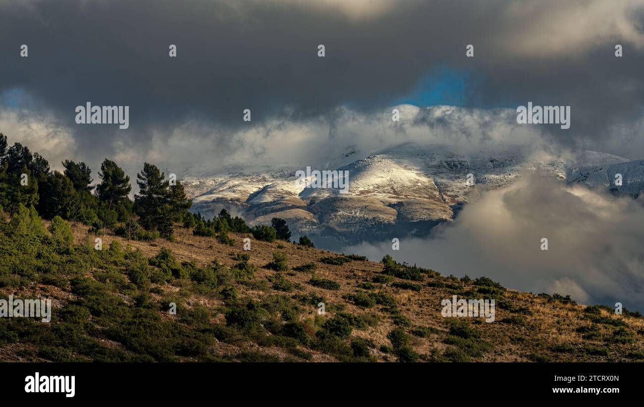 La première lumière du matin illumine les sommets du parc national de Maiella couverts par les premières neiges. Abruzzes, Italie, Europe Banque D'Images