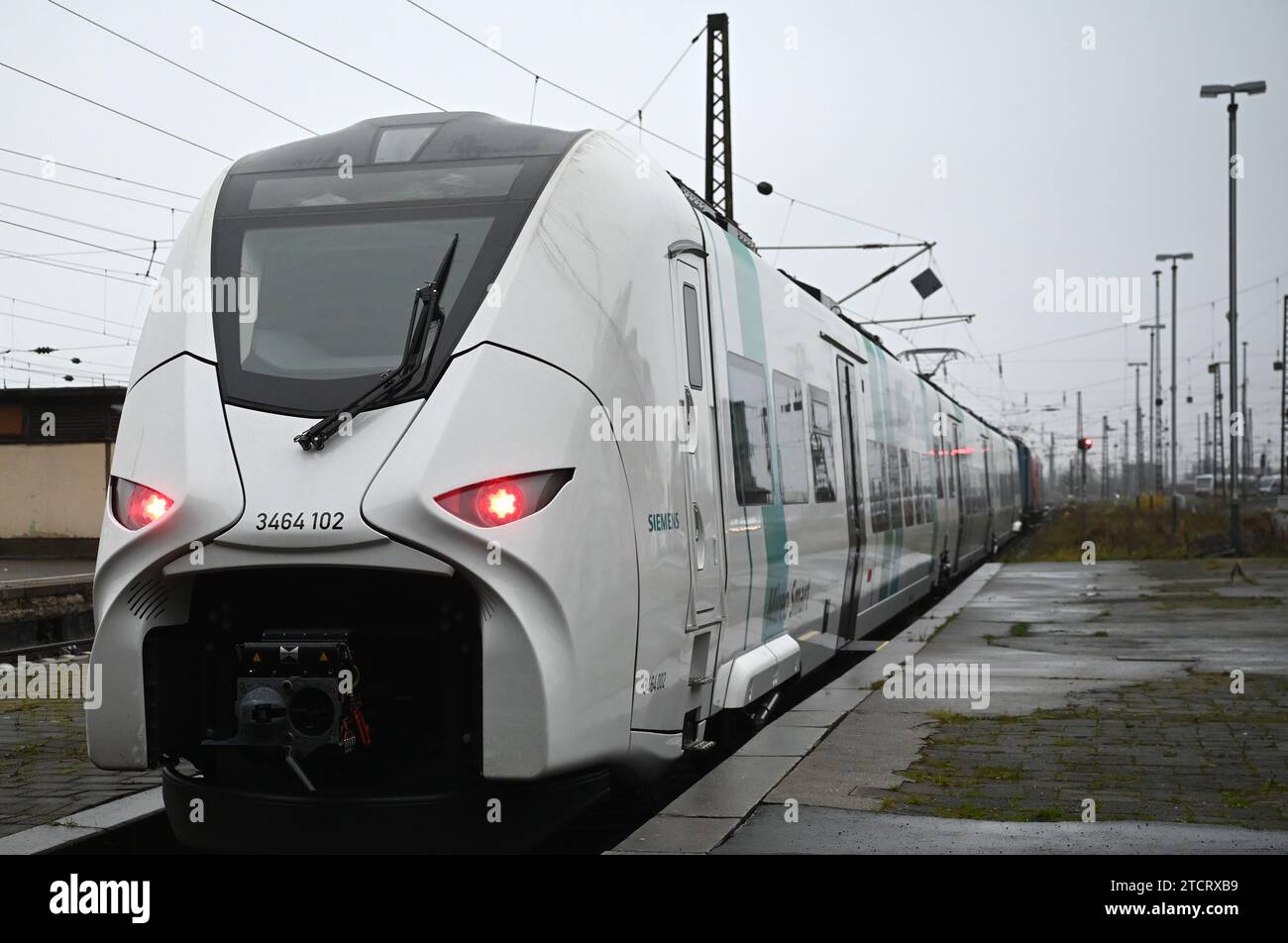 Leipzig, Allemagne. 14 décembre 2023. Un modèle de nouveau train SBahn est présenté sur une