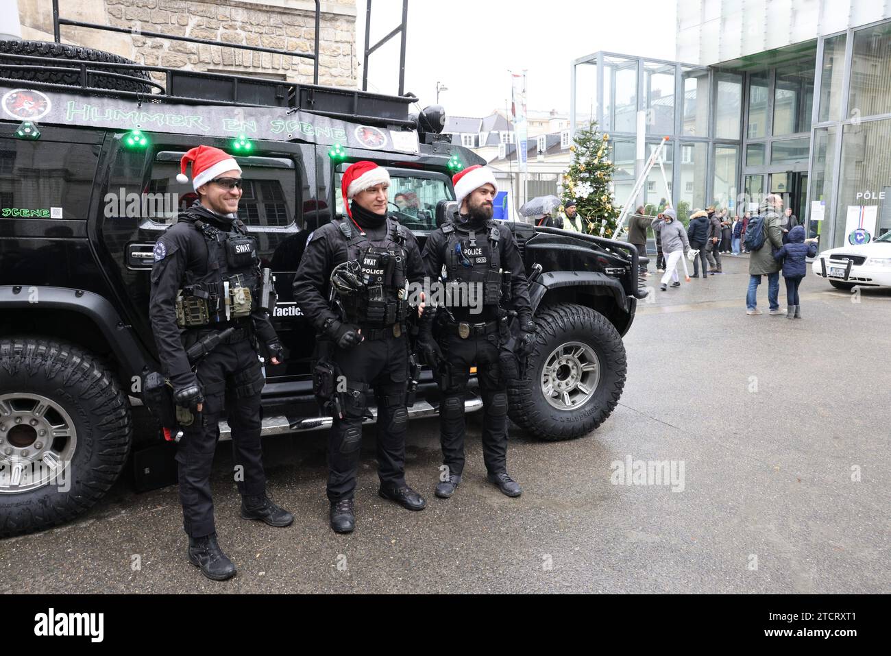 © PHOTOPQR/LE PARISIEN/Olivier Lejeune ; PARIS ; 13/12/2023 ; « quand la brav M joue les pères Noel » (la sulfureuse brav m de la PP) avec d'autres flics et les flics d'autres services dont la BRI, ils font une opération à l'hôpital Necker vers les enfants malades, distribution de cadeau. La brav escortera en moto le camion de la BRI dans lequel sera caché le père noel Paris, France, 13 décembre 2023. « Quand le BRAV M joue le Père Noël » (le brav sulfureux du quartier général de la police de Paris, qui chasse les manifestants de manière controversée et controversée) avec Othel Banque D'Images