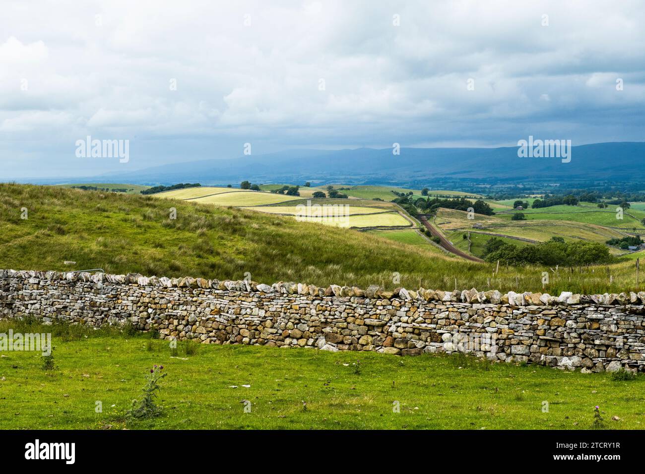Vue à travers les Pennines de la Tommy Road à Cumbria en juillet avec une vue imprenable entre les deux. Banque D'Images