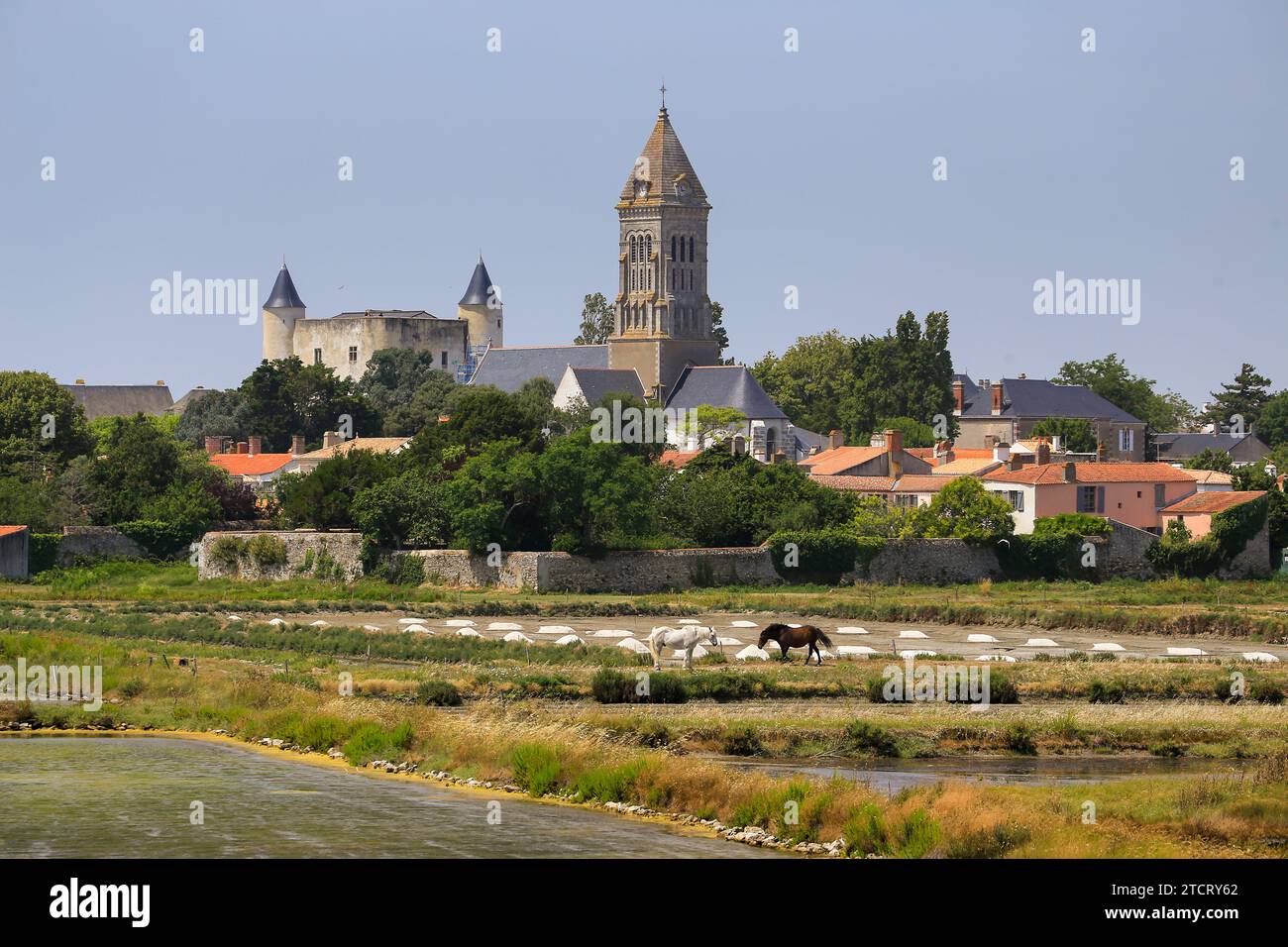 Ville & Cathédrale de Noirmoutier, Vendée, France. Banque D'Images