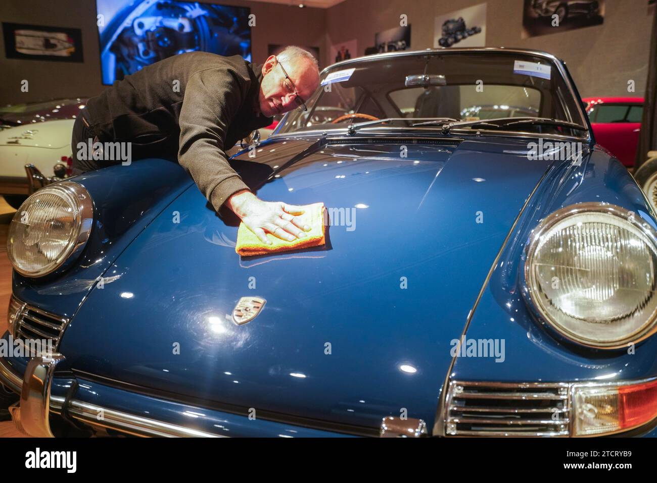 Londres Royaume-Uni. 14 décembre 2023. Un technicien Bonhams polit une Porsche 911 2,0 litres coupé 1965. Estimation : 300 000 £ - 500 000 £. Une gamme de voitures de collection couvrant toutes les époques, des voitures automobiles victoriennes aux supercars du 21e siècle, au cours des 10 dernières années à Bonhams. Le Bonhams important Collectors' Motor Cars sale a lieu le 15 décembre. Crédit : amer ghazzal/Alamy Live News . Banque D'Images