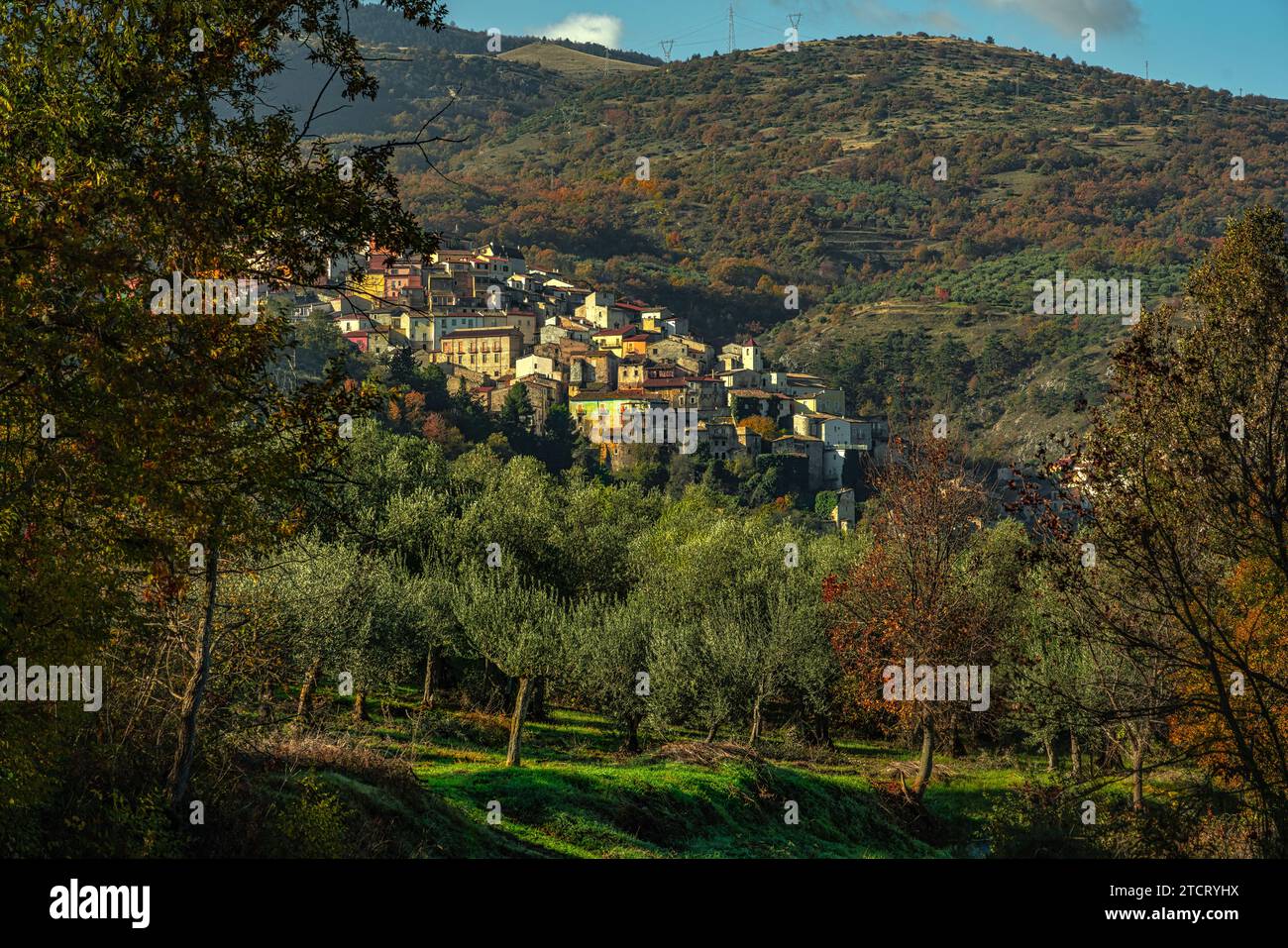 Un petit village de montagne immergé dans les bois automnaux de chênes et d'oliviers. Prezza, province de l'Aquila, Abruzzes, Italie, Europe Banque D'Images