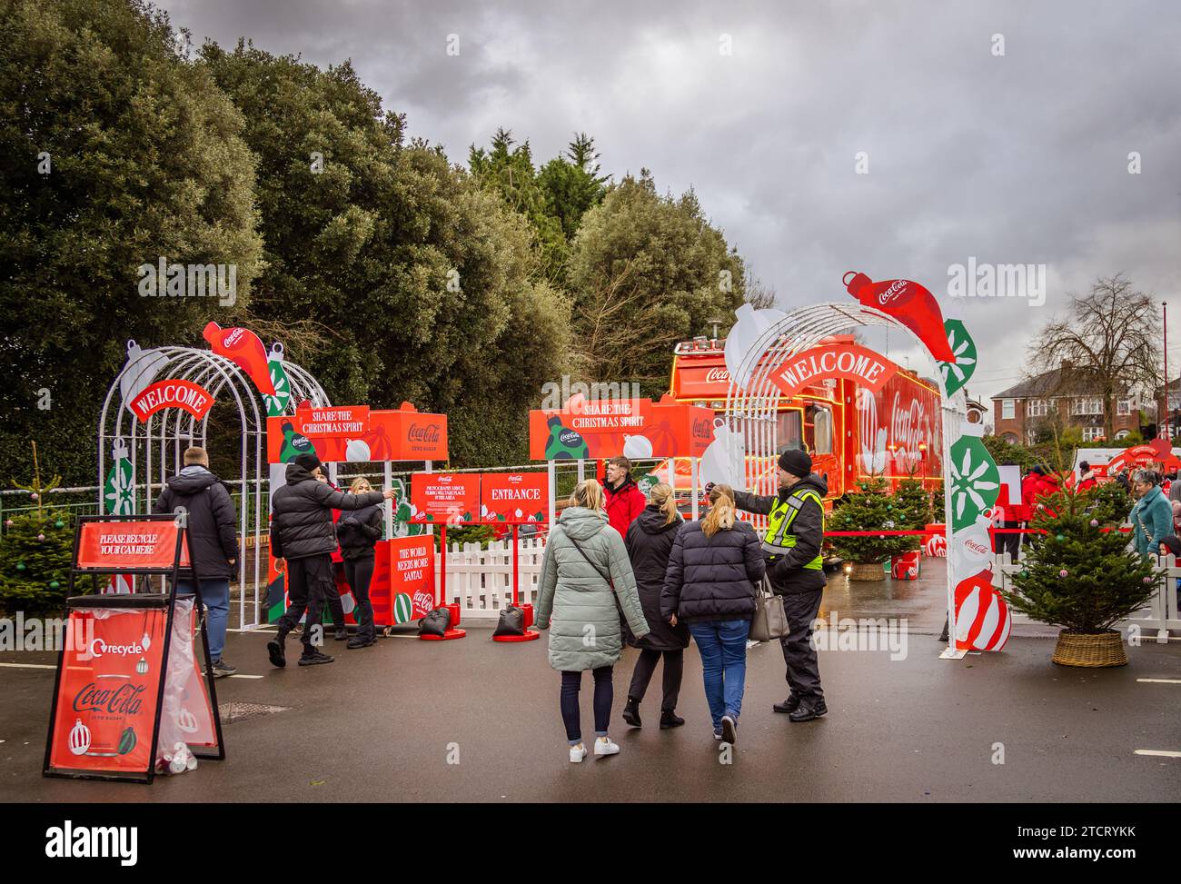 Les foules commencent à se rassembler alors que l'emblématique camion Coca Cola fait escale à Birmingham dans le cadre de la visite traditionnelle de Noël en camion de Coca Cola. Banque D'Images