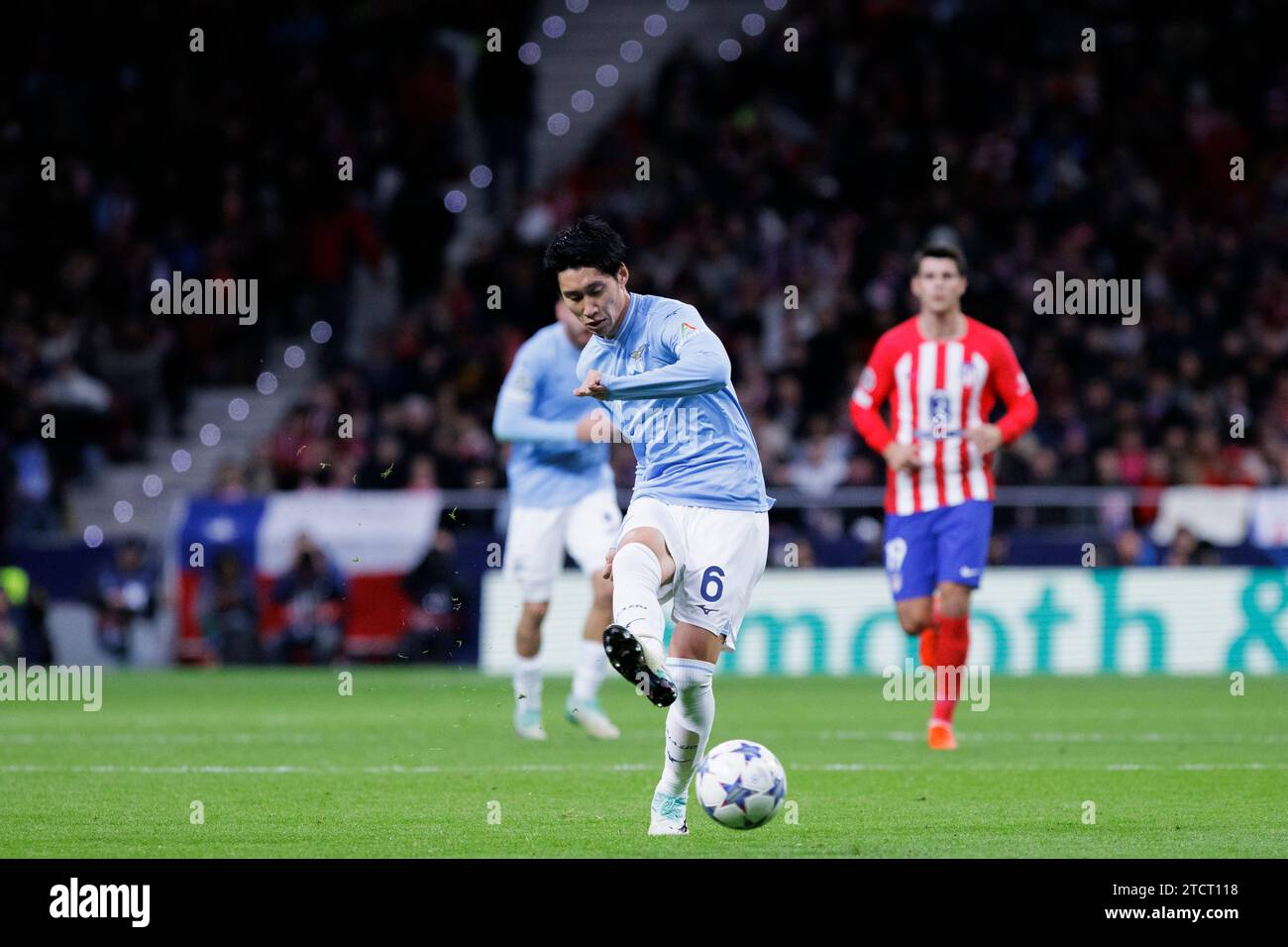 Daichi Kamada du Latium vu en action lors du match de l'UEFA Champions League 2023/24 entre l'Atletico de Madrid et le Latium au stade Civitas Metropolitano. Note finale : Atletico de Madrid 2 : 0 Latium Banque D'Images