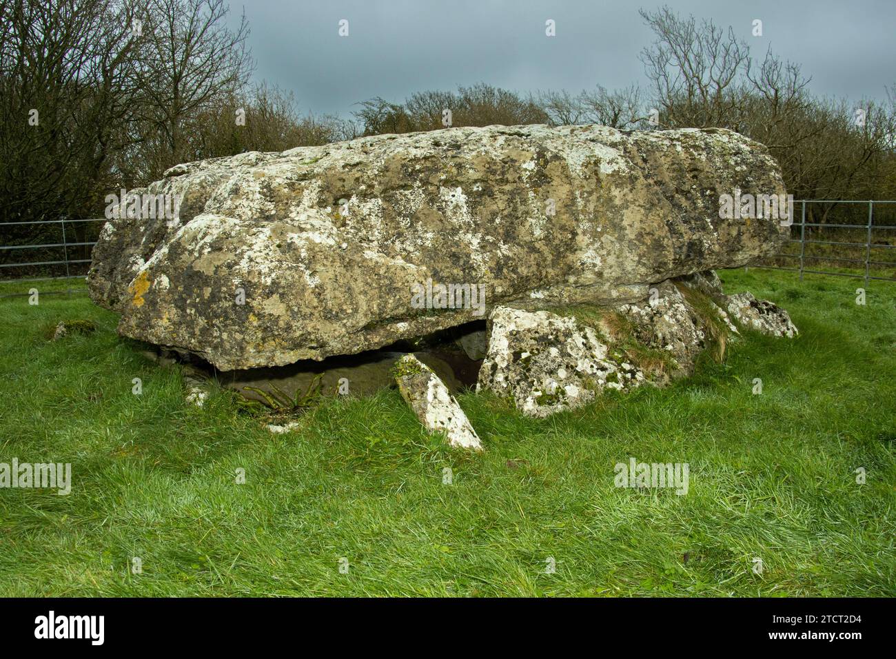 La zone située sous une dalle de roche métamorphique locale a probablement été excavée puis soutenue pour agir comme un symbole du monde souterrain. Banque D'Images