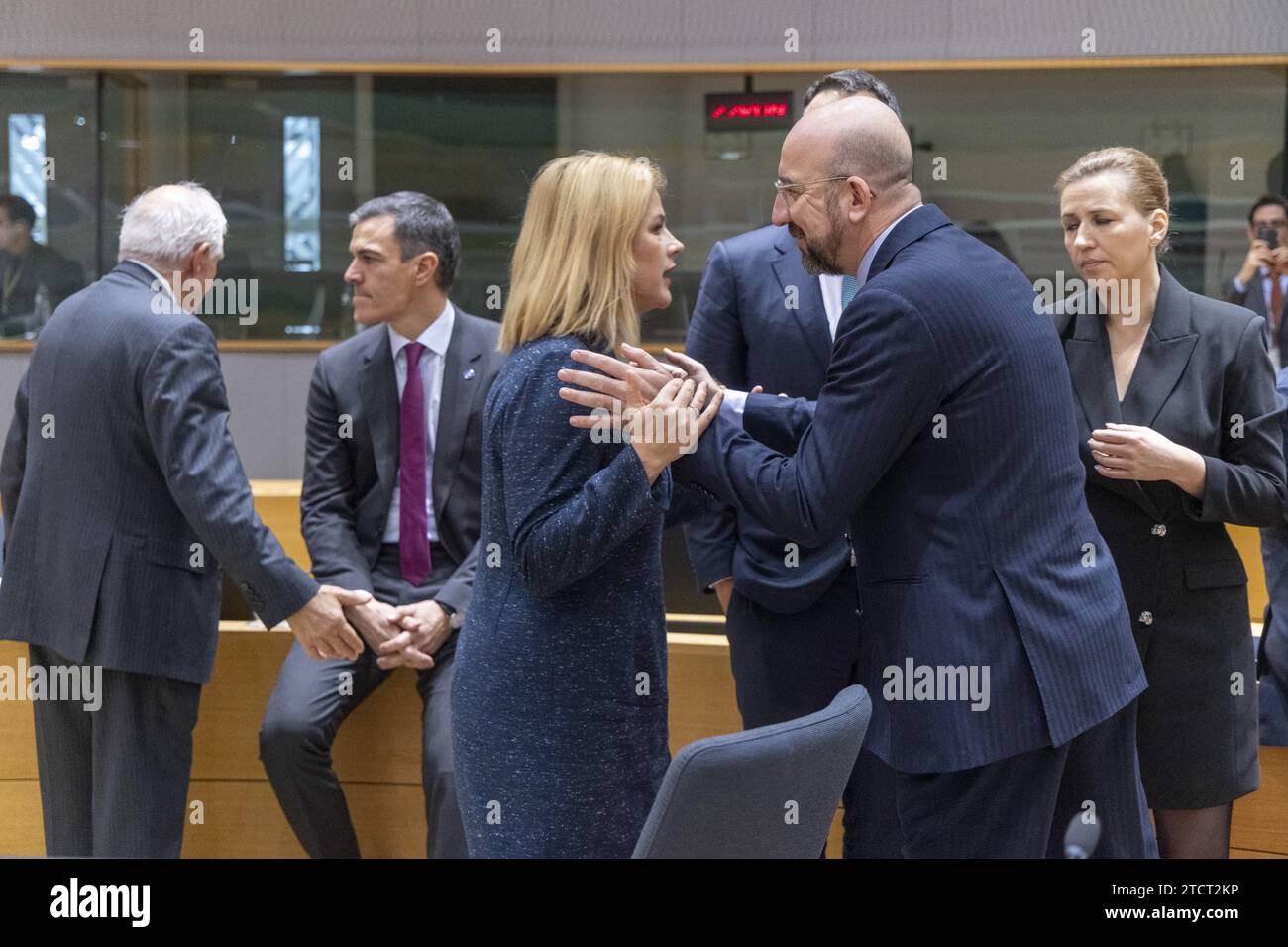 Bruxelles, Belgique. 14 décembre 2023. Josep Borrell Fontelles, haut représentant de l'Union pour les affaires étrangères et la politique de sécurité, Pedro Sanchez, premier ministre espagnol, Evika Silina, premier ministre letton, Charles Michel, président du Conseil européen, et mette Frederiksen, première ministre danoise, photographiés au début d'un sommet du conseil européen, à Bruxelles, le jeudi 14 décembre 2023. BELGA PHOTO NICOLAS MAETERLINCK crédit : Belga News Agency/Alamy Live News Banque D'Images