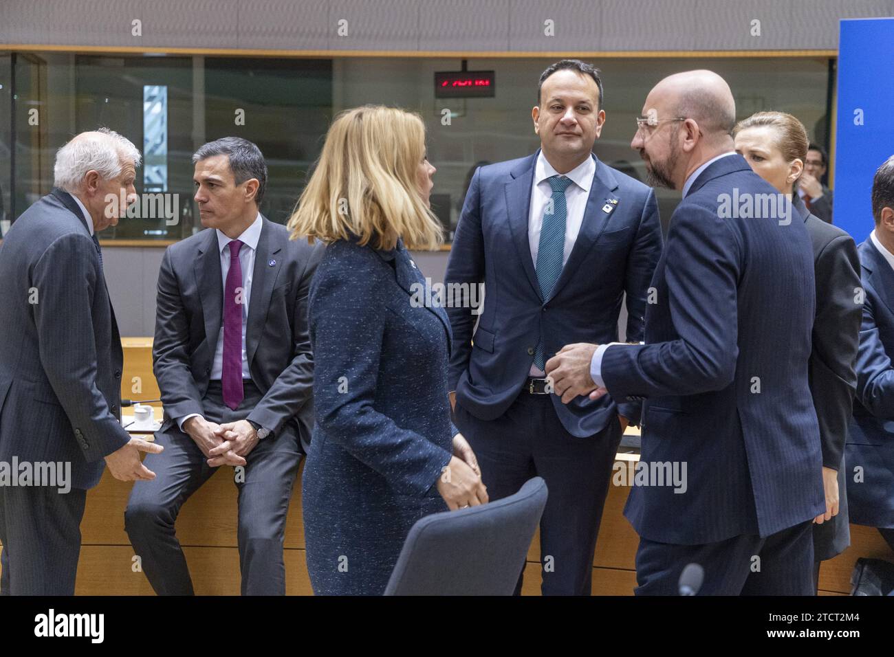 Bruxelles, Belgique. 14 décembre 2023. Josep Borrell Fontelles, haut représentant de l'Union pour les affaires étrangères et la politique de sécurité, Pedro Sanchez, Premier ministre espagnol, Evika Silina, Premier ministre letton, Taoiseach Leo Varadkar, Premier ministre irlandais et Charles Michel, président du Conseil européen, photographiés au début d'un sommet du conseil européen, à Bruxelles, le jeudi 14 décembre 2023. BELGA PHOTO NICOLAS MAETERLINCK crédit : Belga News Agency/Alamy Live News Banque D'Images