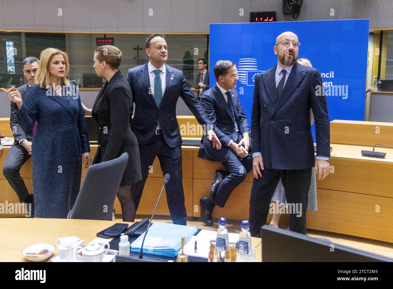 Bruxelles, Belgique. 14 décembre 2023. Le Premier ministre de Lettonie Evika Silina, le Premier ministre du Danemark mette Frederiksen, l'Irlande le Premier ministre Taoiseach Leo Varadkar, le Premier ministre des pays-Bas Mark Rutte et le président du Conseil européen Charles Michel photographiés au début d'un sommet du conseil européen, à Bruxelles, le jeudi 14 décembre 2023. BELGA PHOTO NICOLAS MAETERLINCK crédit : Belga News Agency/Alamy Live News Banque D'Images
