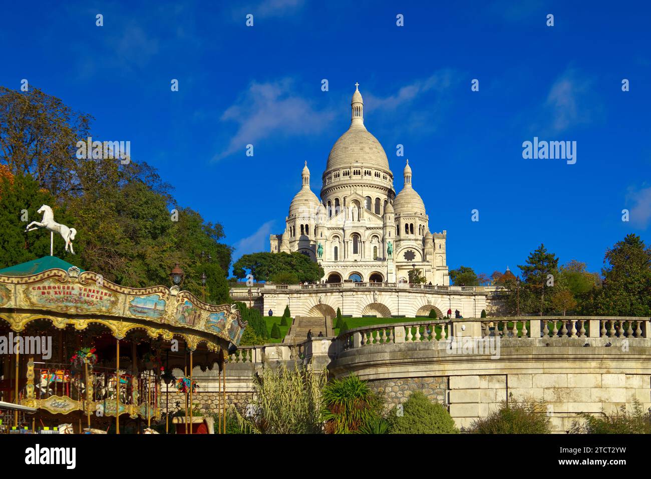 Basilique du Sacré-cœur, Montmartre, Paris, France avec carrousel - une église catholique romaine et une basilique dédiée au Sacré-cœur de Jésus Banque D'Images