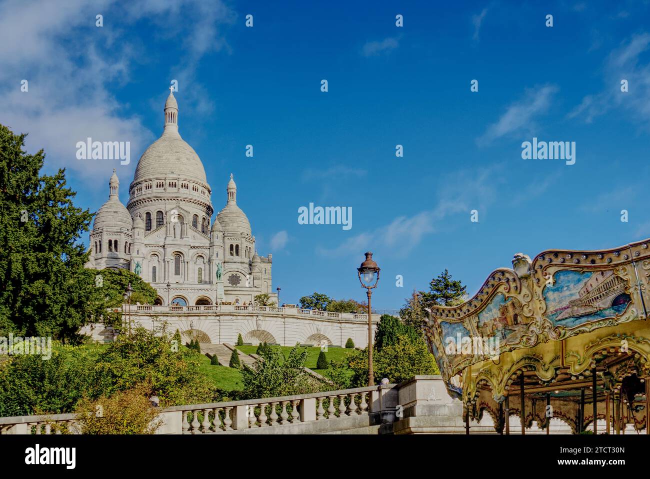 Basilique du Sacré-cœur, Montmartre, Paris, France avec carrousel - une église catholique romaine et une basilique dédiée au Sacré-cœur de Jésus Banque D'Images