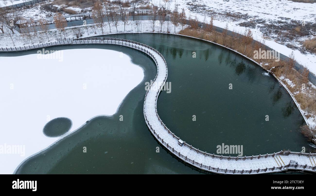 Yinchuan. 14 décembre 2023. Cette photo aérienne prise le 14 décembre 2023 montre le paysage de neige à Yinchuan, dans la région autonome hui de Ningxia, au nord-ouest de la Chine. Crédit : Feng Kaihua/Xinhua/Alamy Live News Banque D'Images