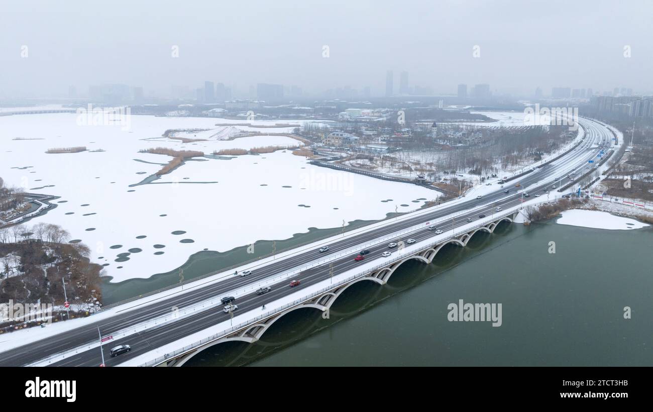Yinchuan. 14 décembre 2023. Cette photo aérienne prise le 14 décembre 2023 montre le paysage de neige à Yinchuan, dans la région autonome hui de Ningxia, au nord-ouest de la Chine. Crédit : Feng Kaihua/Xinhua/Alamy Live News Banque D'Images