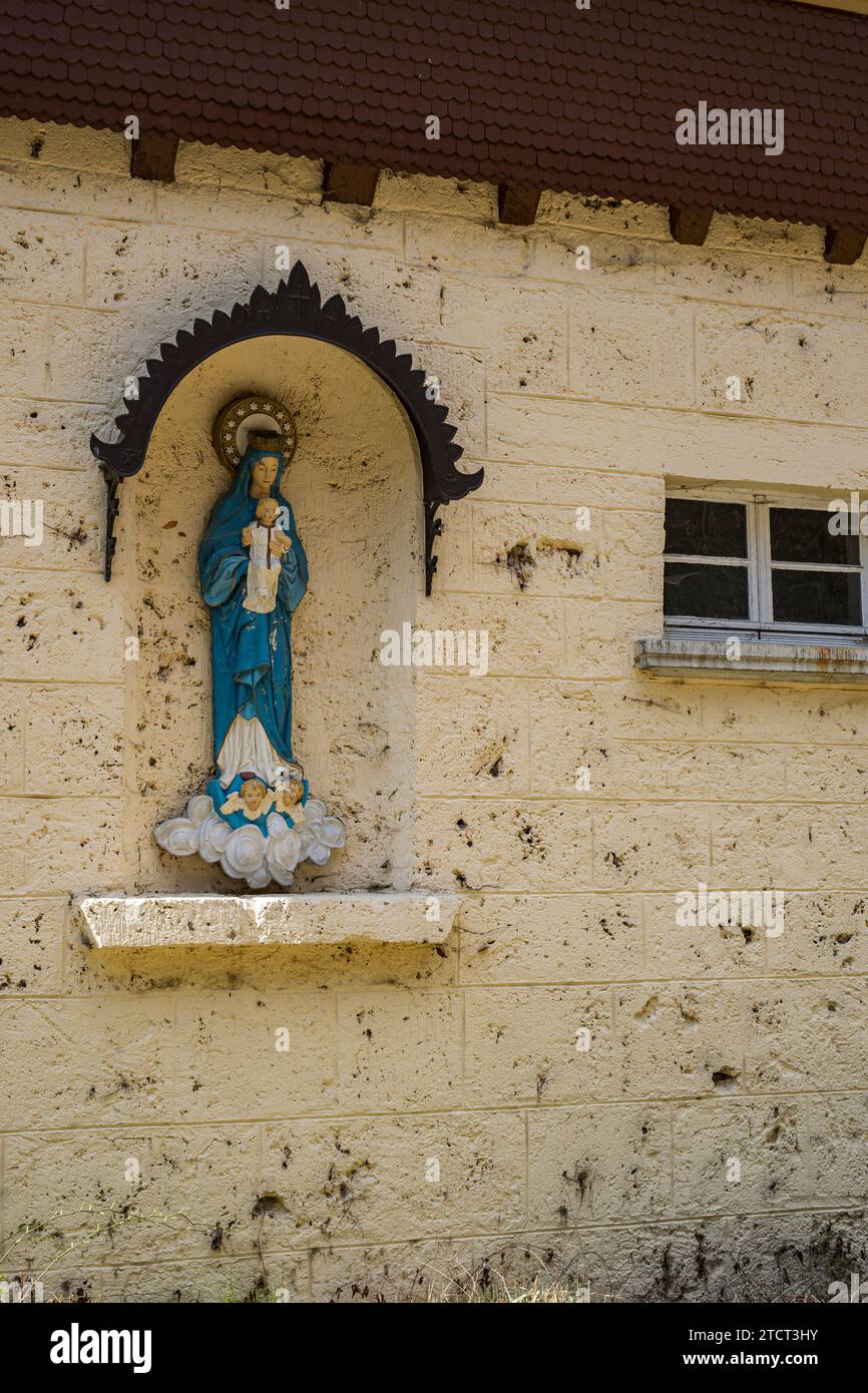 Madonna figure dans une niche sur la façade extérieure de la centrale hydroélectrique de St Christoph près de Lauterach, Alb souabe, Allemagne. Banque D'Images