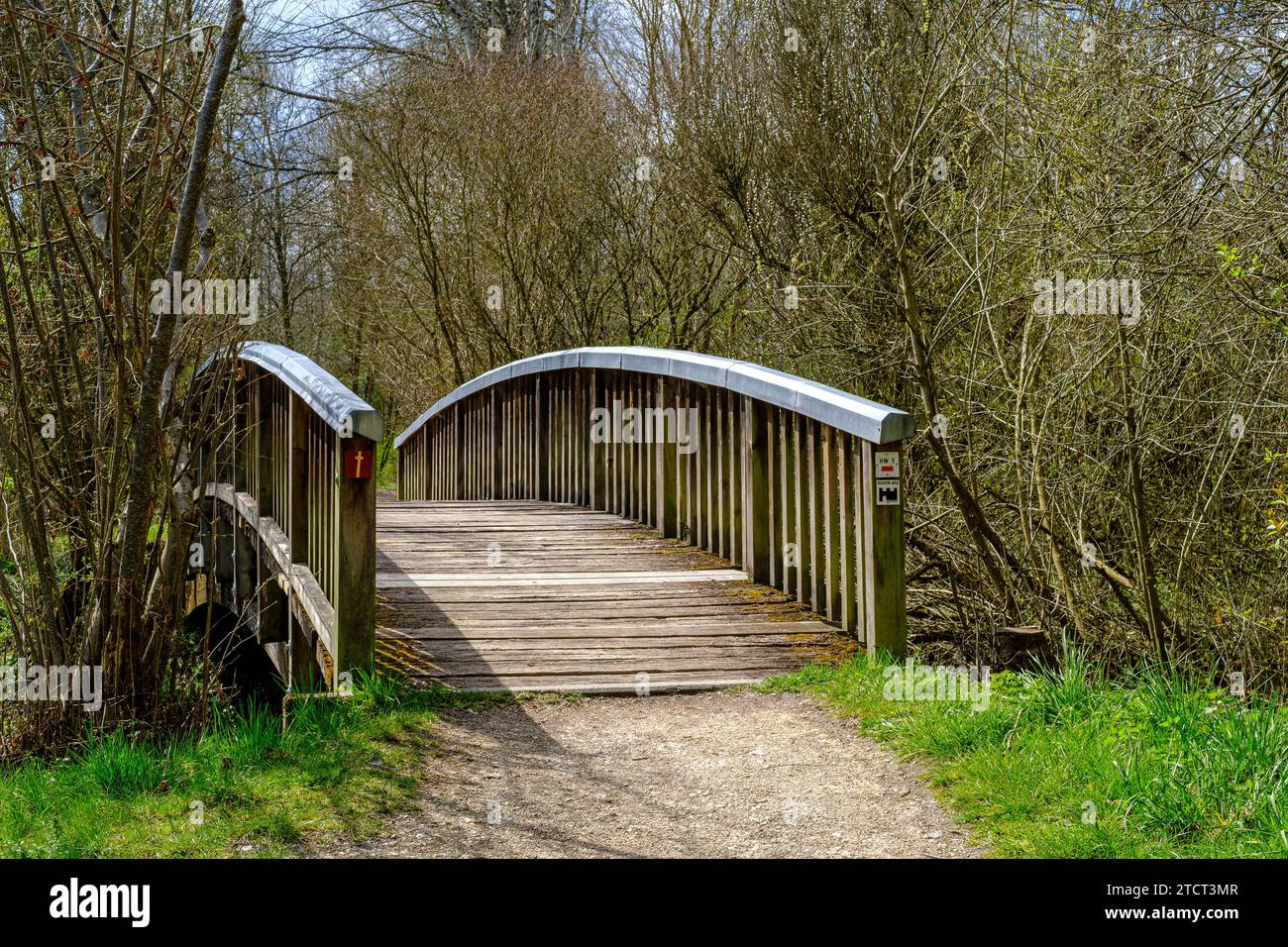 Wanderweg, der über eine Brücke über die Große Lauter im Mündungsgebiet BEI Lauterach, Munderkingen, Schwäbische Alb, Baden-Württemberg, Deutschland. Banque D'Images