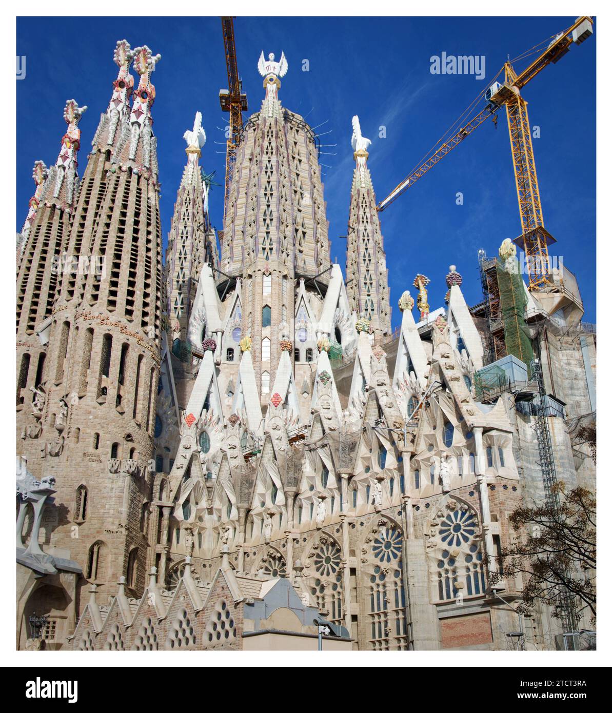 Sagrada Familia par temps ensoleillé, ciel bleu Banque D'Images