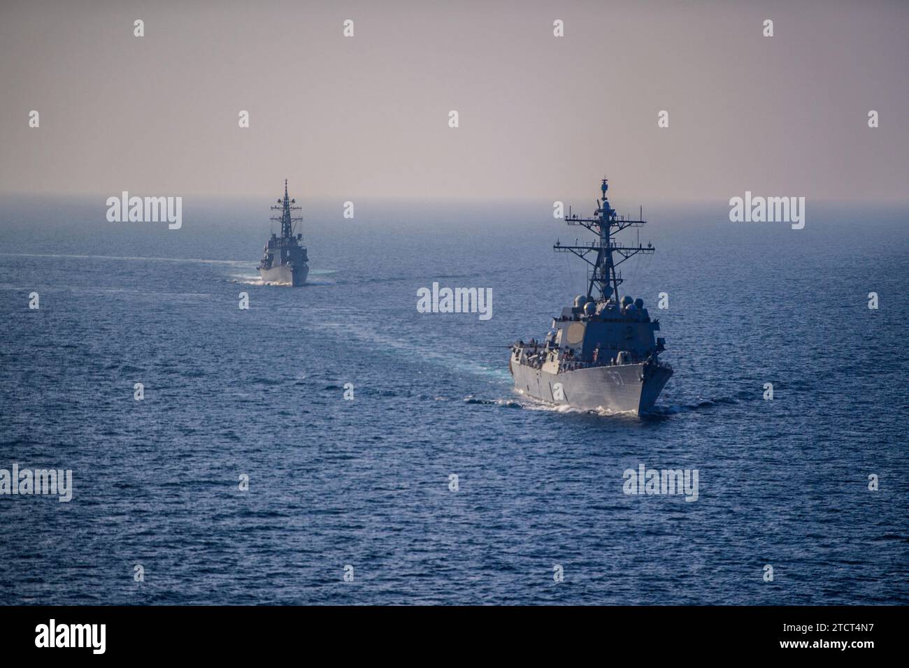 Le destroyer à missiles guidés USS Mason (DDG 87) navigue aux côtés du destroyer japonais de classe Murasame Akebono (DD 108) dans le golfe d'Aden le 25 novembre 2023. Selon le commandement central des États-Unis, le 13 décembre, le Mason, qui est déployé dans la zone d'opérations de la 5e flotte des États-Unis pour soutenir la sécurité et la stabilité maritimes au Moyen-Orient, a répondu à un appel de détresse du navire-citerne Ardmore Encounter battant pavillon des Îles Marshall, qui a été attaqué par les forces houthistes. Tout en répondant à l'appel de détresse, le Mason a abattu un véhicule aérien sans pilote également lancé depuis Houthi- Banque D'Images