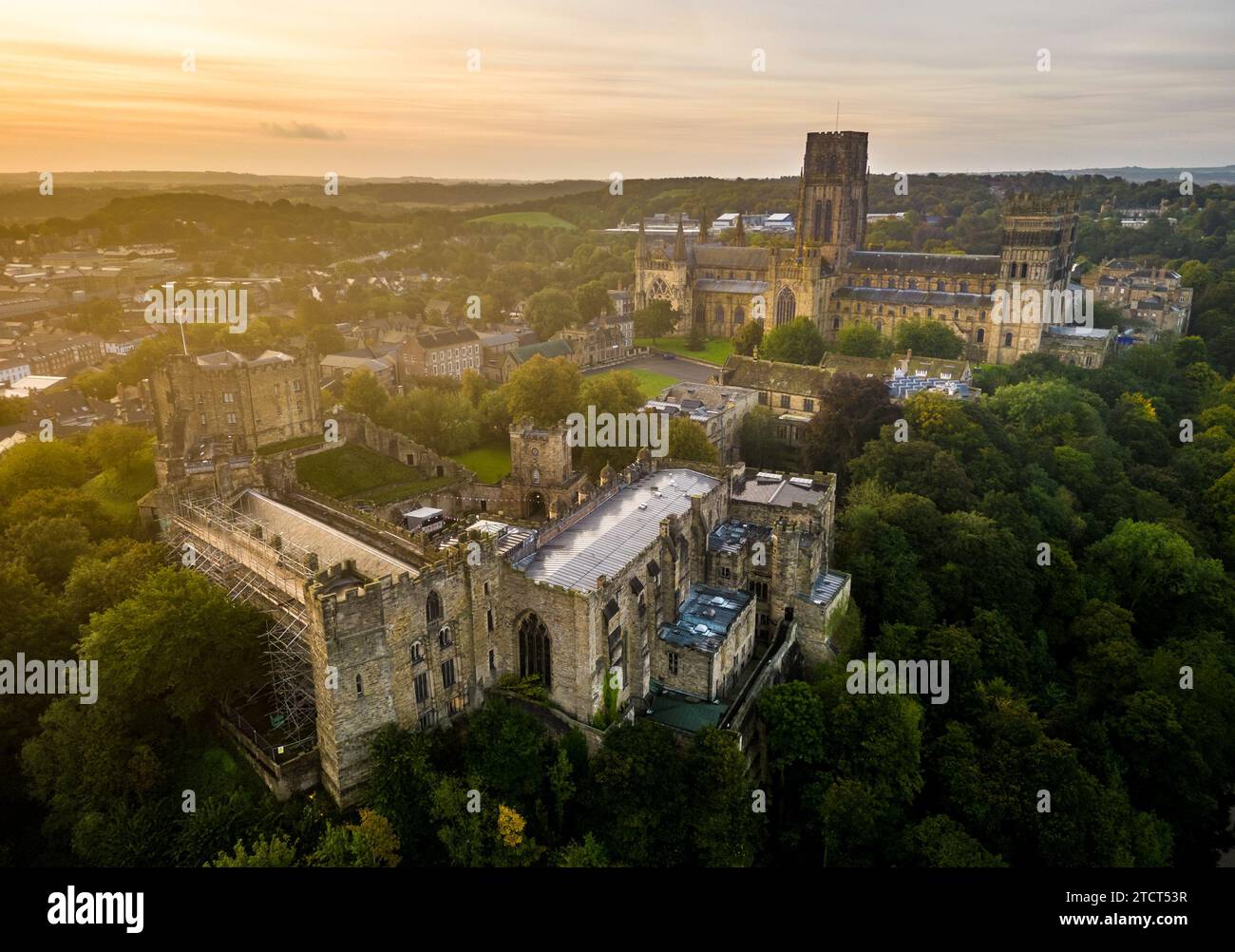 Image brumeuse de la cathédrale de Durham au lever du soleil au début de l'automne Banque D'Images