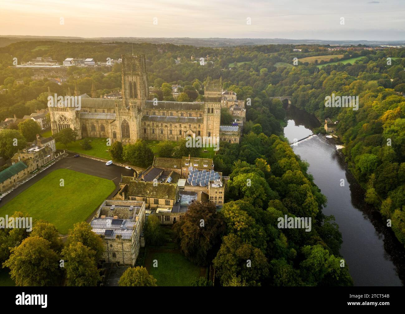 Image drone de la cathédrale de Durham et de River Wear lors d'un lever de soleil brumeux Banque D'Images