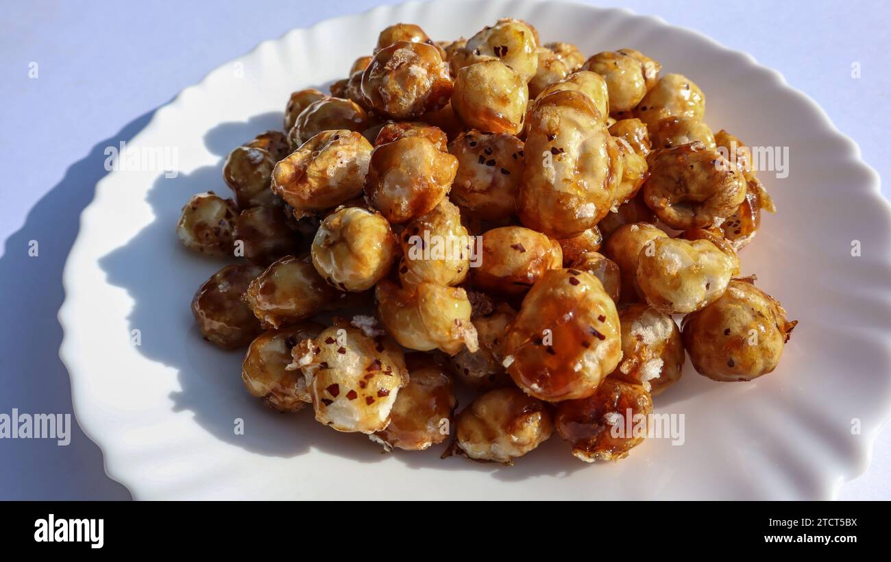 Délicieux snack maison noix de renard caramalisées ou snack Makhana. Plat croustillant au caramel aux graines de lotus soufflé fait maison Banque D'Images