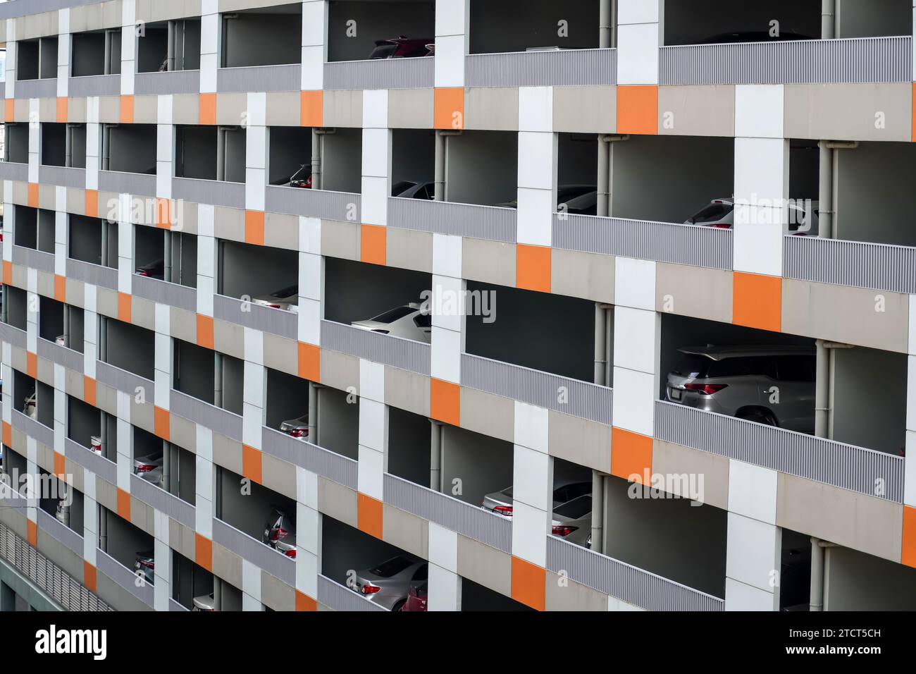 Parking à plusieurs niveaux au premier étage d'un immeuble résidentiel à plusieurs étages Banque D'Images