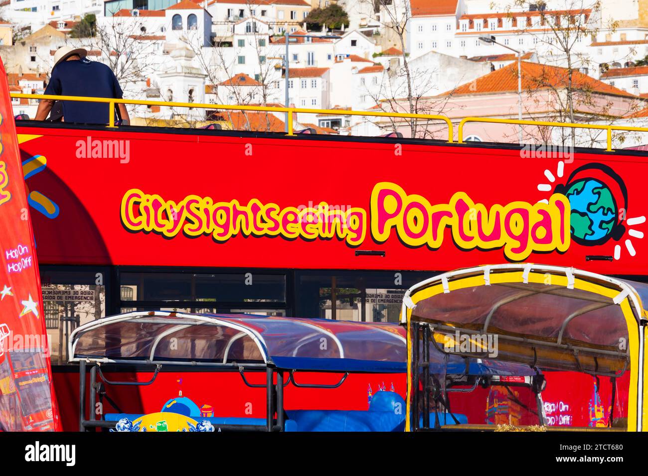 Visite touristique de la ville bus à vue panoramique ouvert à l'extérieur du quai des bateaux de croisière. Lisbonne, Portugal. Banque D'Images