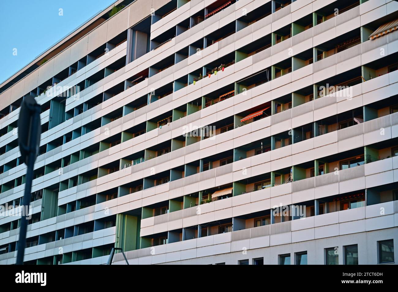 Grand immeuble résidentiel avec balcons dans le centre de Dresde dans l'État libre de Saxe, Allemagne Banque D'Images