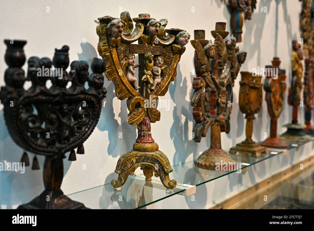 Des articles sont présentés lors de l'exposition ''Nation. Art. Science'' à l'occasion du 150e anniversaire de la Société scientifique Taras Shevchenko au Musée national Andrey Sheptytsky à Lviv, Ukraine, le 13 décembre 2023. (Photo d'Ukrinform/NurPhoto) Banque D'Images