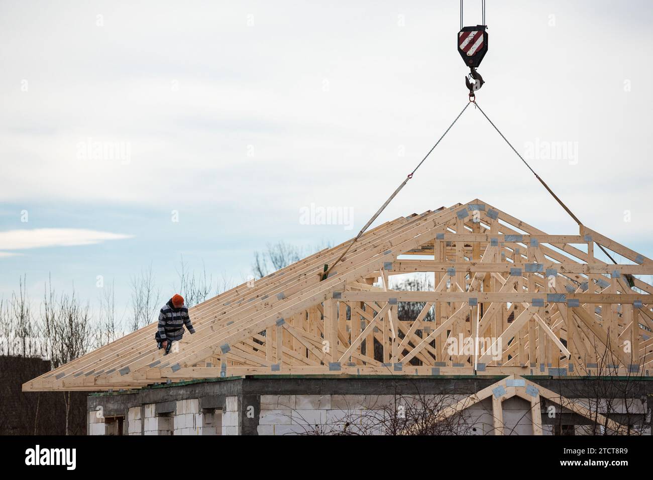 Installation de la structure de toit en bois d'une maison unifamiliale Banque D'Images