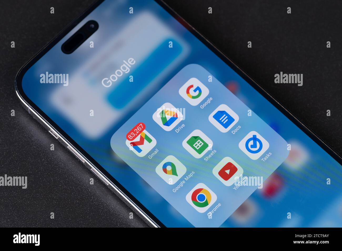 New York, États-Unis - 11 décembre 2023 : Google apps sur l'écran de smartphone iPhone vue rapprochée Banque D'Images