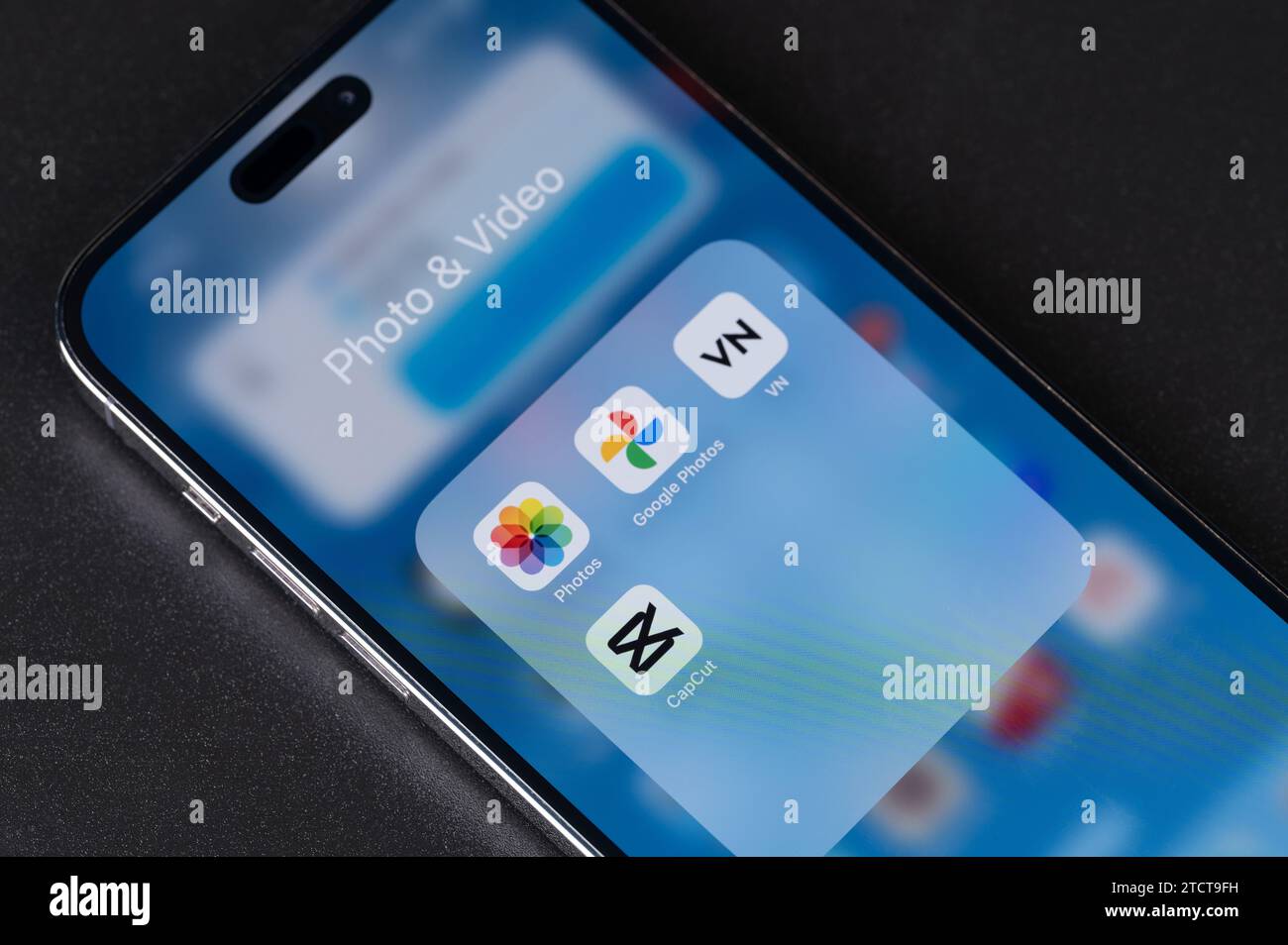 New York, États-Unis - 11 décembre 2023 : application photo et vidéo sur le menu iphone en gros plan sur l'écran du smartphone Banque D'Images