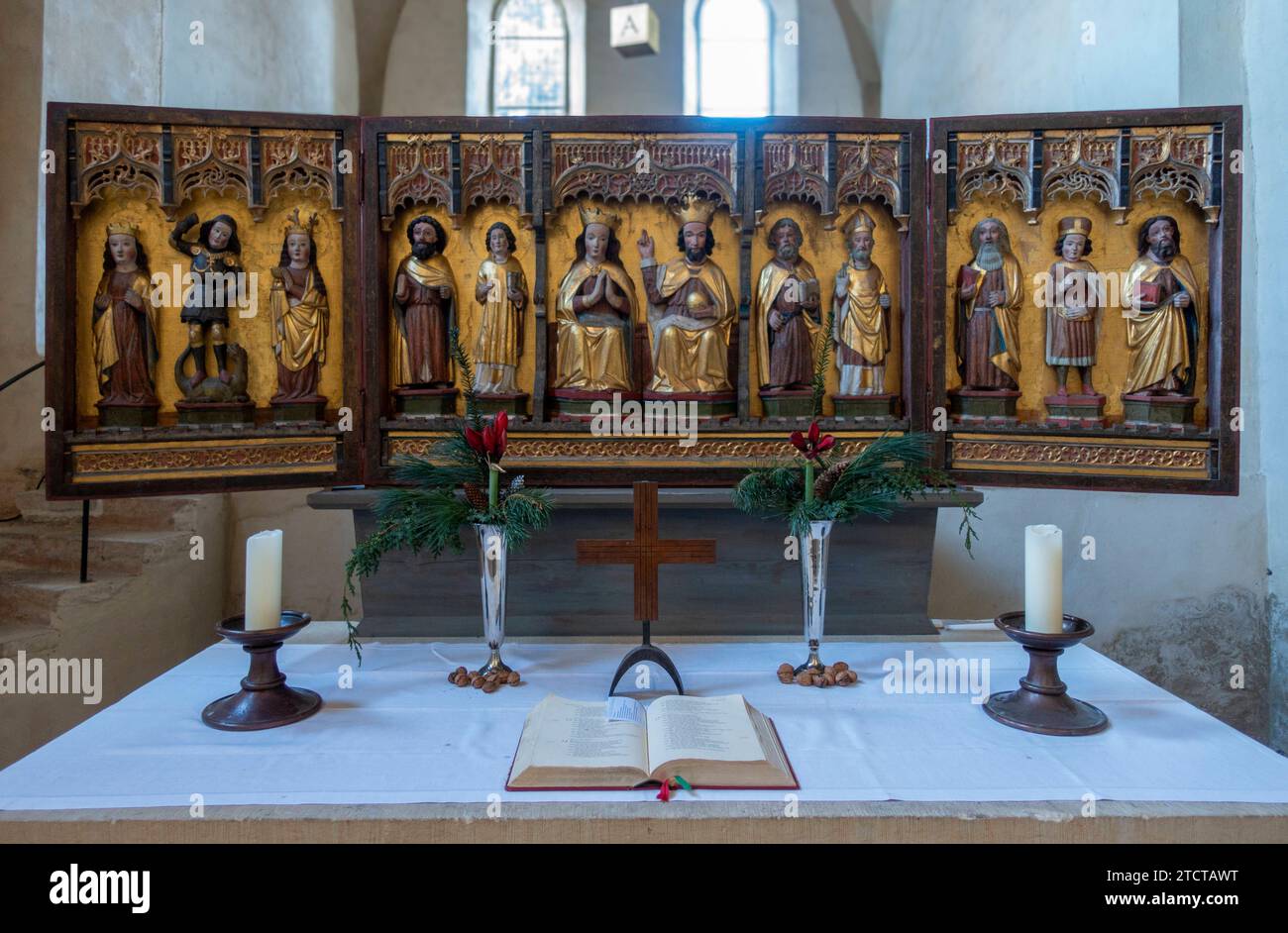 Kloster Drübeck, ehemalige Benediktinerinnen-Abtei, heute Tagungsstätte der Evangelischen Kirche in Mitteldeutschland, Altar mit dreiteiligem Retabel, einer spätgotischen Schnitzarbeit, die in Halbreliefs die Krönung Drübeck Mariens durch Christus zeigt, flankiert von Männlichen und weiblichen Deutschland, ancienne abbaye bénédictine Heiligen Allemagne Heiligen Allemagne, ancienne abbaye bénédictine d'Ansenburg maintenant un centre de conférence de l'Église protestante en Allemagne centrale, autel avec retable en trois parties, une sculpture gothique tardive montrant le couronnement de Marie par le Christ en demi-relief, flanqué de saints mâles et femelles Ilsenburg Banque D'Images