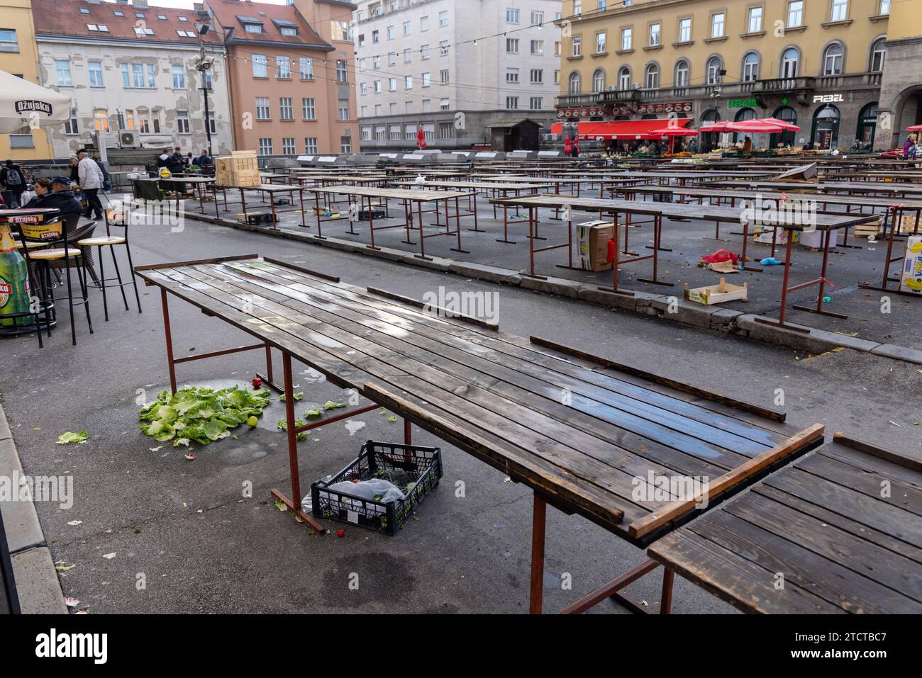 Stands / tables vides et déchets sur la place du marché Dolac (Tržnica Dolac), après un marché fermier en plein air à Zagreb, Croatie Banque D'Images