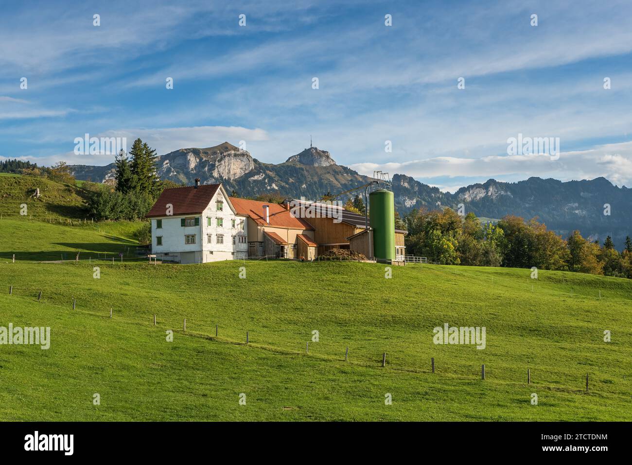 Ferme solitaire dans les Alpes Appenzell, vue sur la chaîne de montagnes Alpstein avec Hoher Kasten, Canton d'Appenzell Innerrhoden, Suisse Banque D'Images