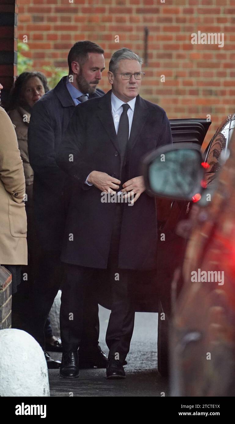 Le leader travailliste Sir Keir Starmer arrive pour les funérailles de la baronne Glenys Kinnock de Holyhead, ancienne ministre, députée européenne et épouse de l'ancien leader travailliste Lord Kinnock, au crématorium Golders Green, dans le nord de Londres. Date de la photo : jeudi 14 décembre 2023. Banque D'Images