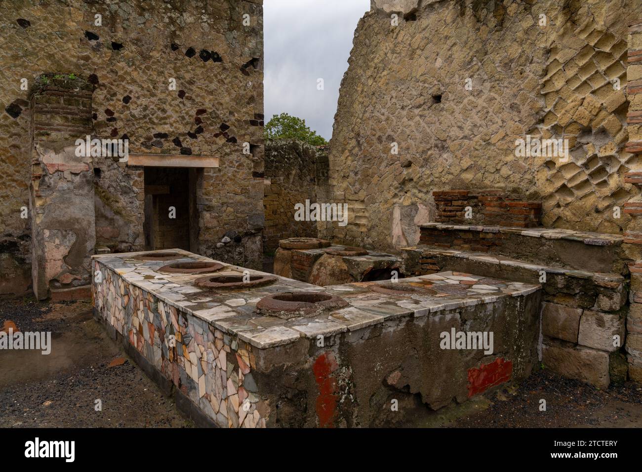 Ercolano, Italie - 25 novembre 2023 : toilettes romaines dans l'ancienne ville d'Herculanum près de Naples Banque D'Images