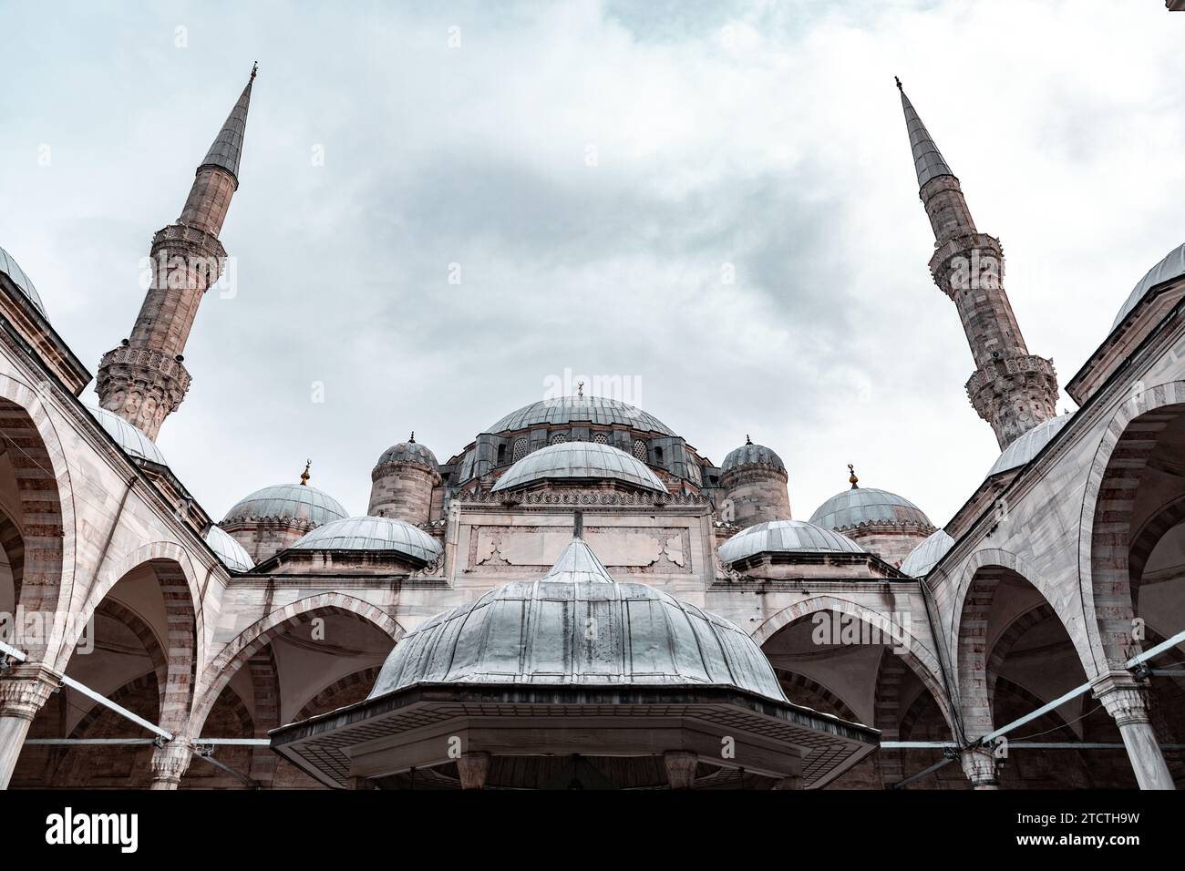 La mosquée Sehzade est une mosquée impériale ottomane du 16e siècle située dans le quartier de Fatih, sur la troisième colline d'Istanbul, à Turkiye. Banque D'Images