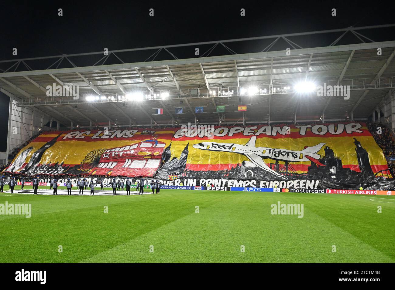 Fans et supporters de Lens ayant un Tifo géant avec RC Lens European Tour sur elle lors du match de la Ligue des Champions de l'UEFA 6 dans le groupe B dans la saison 2023-2024 entre le Racing Club de Lens et le FC Sevilla le 12 décembre 2023 à Lens, France. (Photo de David Catry / Isosport) Banque D'Images