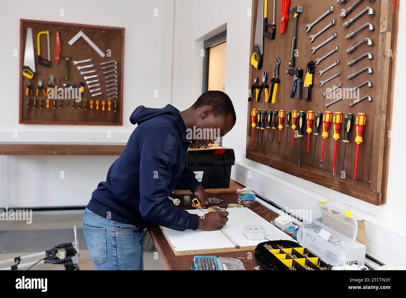 Atelier bricolage/Electricité à la Maison Bakhita, Paris, France Banque D'Images