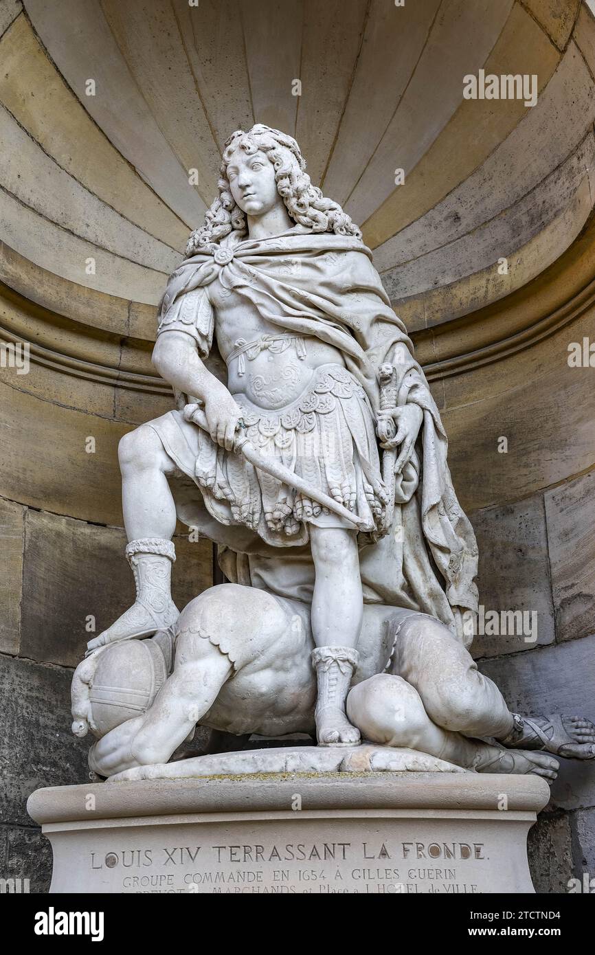 Château de Chantilly, musée Conde, Chantilly, Oise, France Statue représentant le roi Louis XIV piétinant le soulèvement de la fronde par Gilles Guérin (1611-1678) Banque D'Images