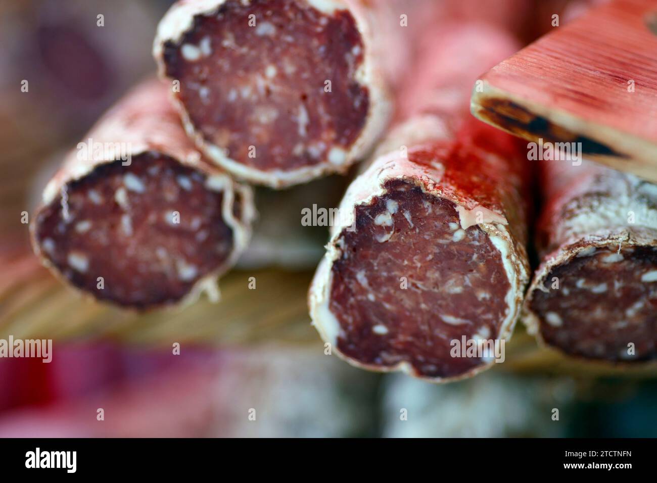 Saucisses à vendre sur un marché de montagne dans les Alpes françaises. France. Banque D'Images