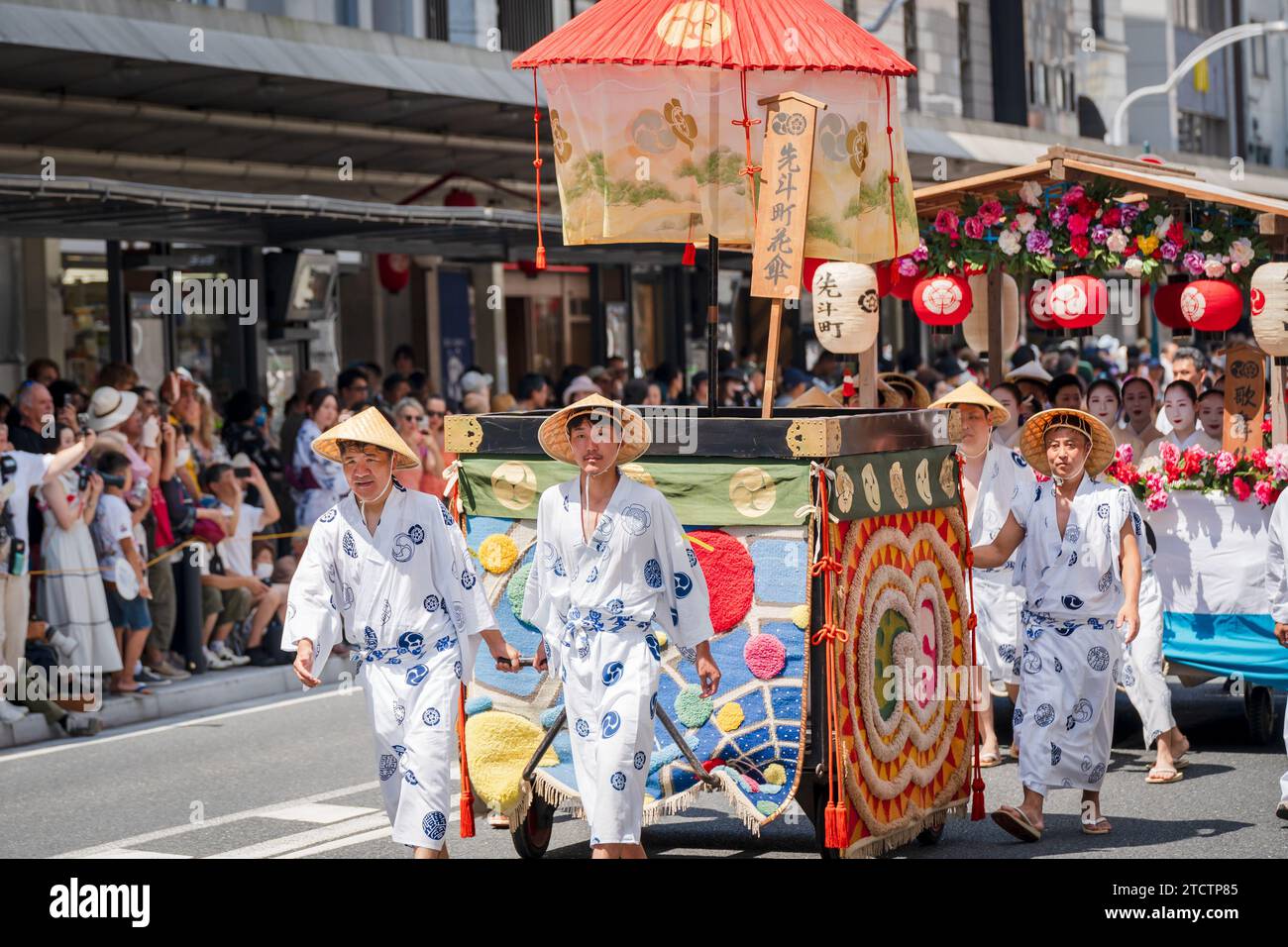 Kyoto, Japon - 24 2023 juillet : Festival Gion Matsuri, Hanagasa Junko Parade. Cortège de parapluie de fleur de défilé de flotteur sur la rue de la ville. Banque D'Images