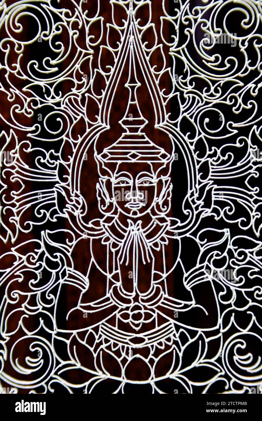 Complexe du palais royal. Porte en maille métallique avec une représentation de Bouddha. Phnom Penh ; Cambodge. Banque D'Images