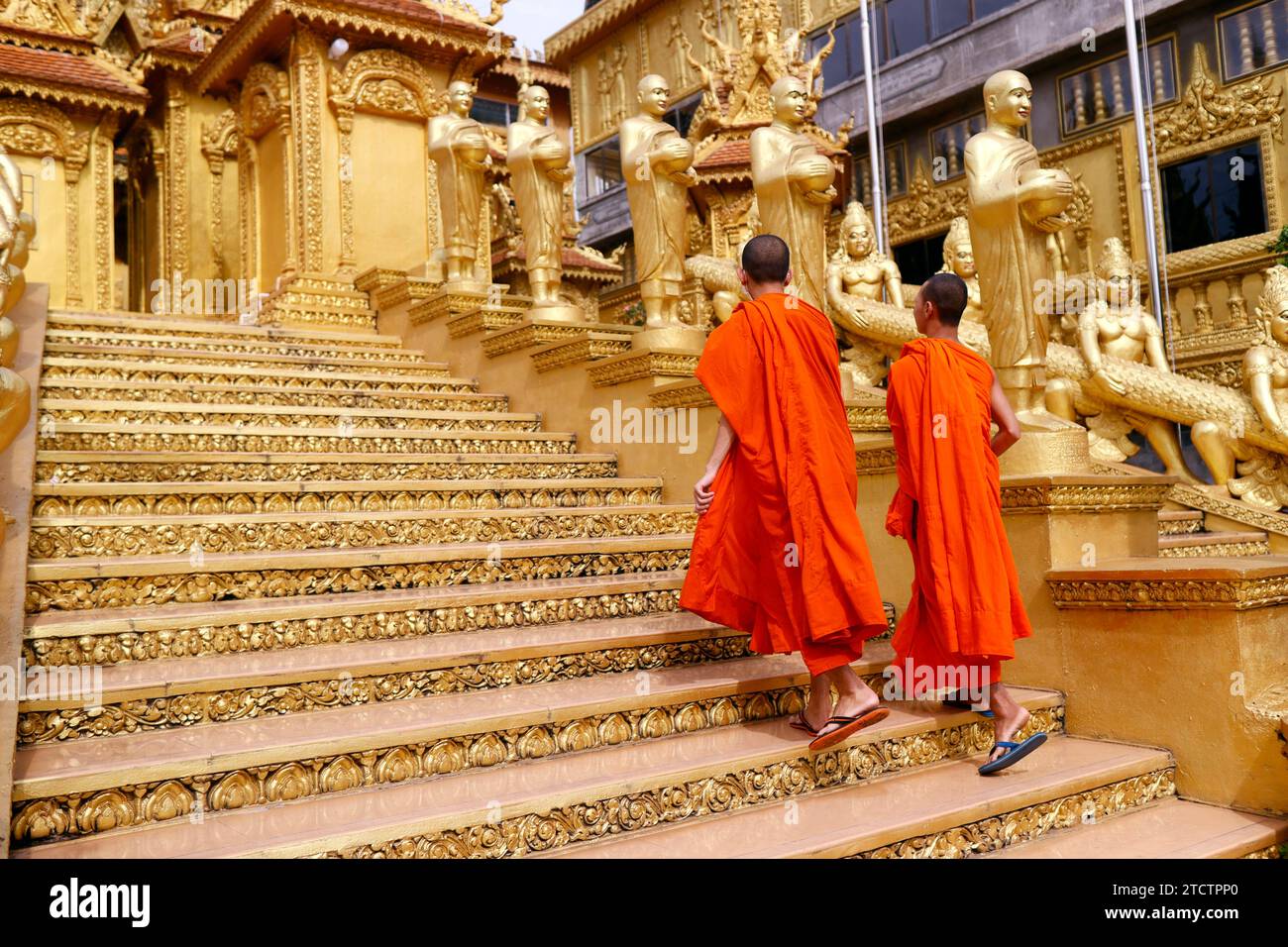 Mongkol Serei Kien Khleang Pagode. Escalier décoré de statues bouddhistes dorées. Phnom Penh ; Cambodge. Banque D'Images