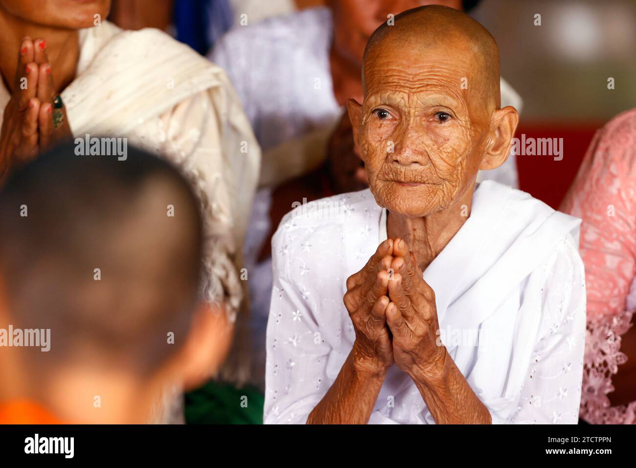Mongkol Serei Kien Khleang Pagode. Vieille femme priant à la cérémonie bouddhiste. Phnom Penh ; Cambodge. Banque D'Images