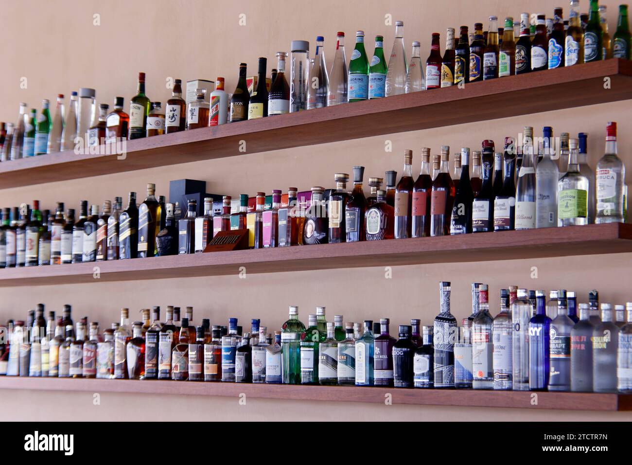 Grand choix de bouteilles dans un bar. Cocktail et alcool. Banque D'Images